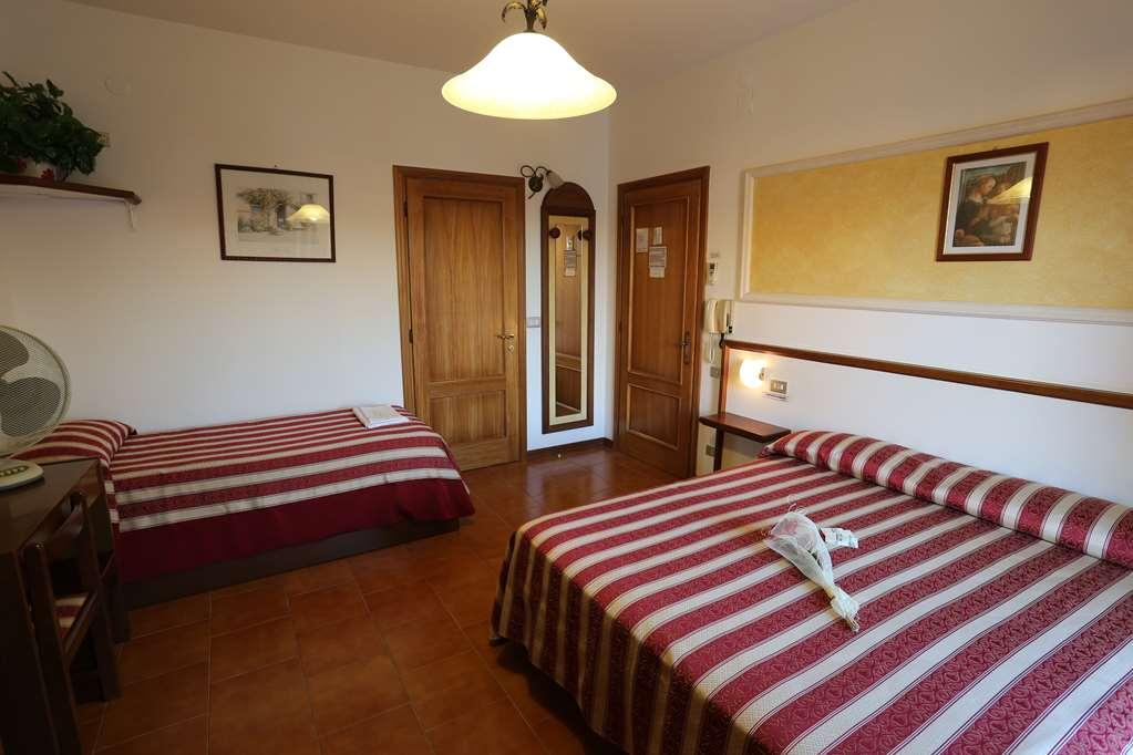 Hotel Vignola Assisi Zimmer foto